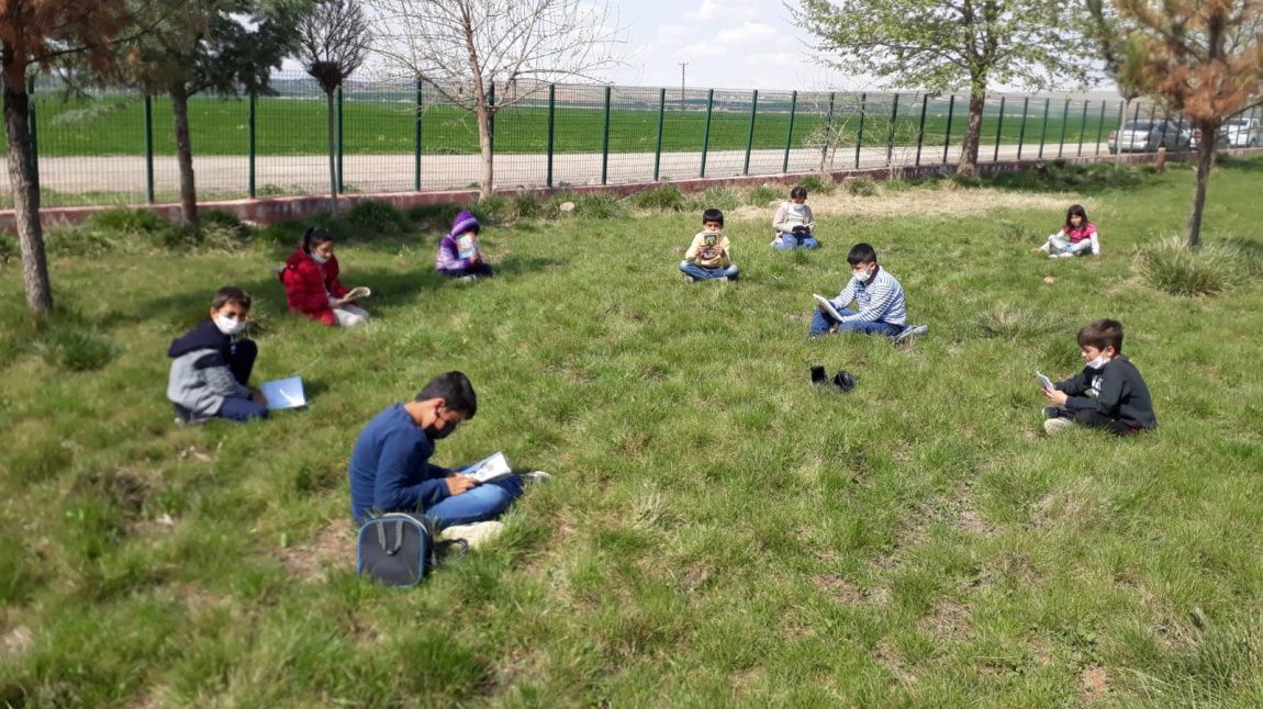 4. Sınıf bahçede kitap okuma etkinliği yapıldı.