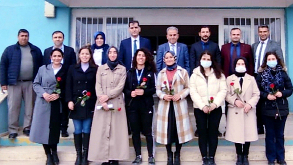 8 Mart Dünya kadınlar  gününde İlçe Milli Eğitim Müdürümüz Mehmet Han Özdemir ve Şube Müdürlerimiz okulumuzda düzenlenen etkinliğe katıldılar.